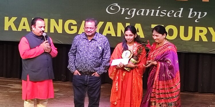 West singhbhum student felicitated in bhuvaneshwar : कराइकेला की छात्रा निकिता साहू भुवनेश्वर आनंद उत्सव 2026 में सम्मानित, उत्कल रंगमंच की ओर से प्रदान किया गया प्रो राजकिशोर मेमोरियल अवार्ड West singhbhum student felicitated in bhuvaneshwar : कराइकेला की छात्रा निकिता साहू भुवनेश्वर आनंद उत्सव 2026 में सम्मानित, उत्कल रंगमंच की ओर से प्रदान किया गया प्रो राजकिशोर मेमोरियल अवार्ड