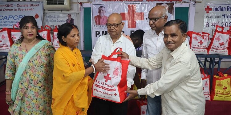 Jamshedpur poshan kit distribution : साकची रेड क्रॉस भवन में टीबी मरीजों में बांटे गए पोषण किट, मरीजों से की गई दवाइयों के नियमित सेवन की अपील Jamshedpur poshan kit distribution : साकची रेड क्रॉस भवन में टीबी मरीजों में बांटे गए पोषण किट, मरीजों से की गई दवाइयों के नियमित सेवन की अपील