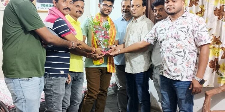 Jamshedpur district topper felicitated : परशुराम शक्ति सेना ने जैक इंटरमीडिएट के टॉपर को किया सम्मानित, संगठन की टीम ने टॉपर सक्षम मिश्र के घर पहुंच मुंह मीठा कराया Jamshedpur district topper felicitated : परशुराम शक्ति सेना ने जैक इंटरमीडिएट के टॉपर को किया सम्मानित, संगठन की टीम ने टॉपर सक्षम मिश्र के घर पहुंच मुंह मीठा कराया