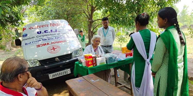 Jamshedpur red cross health camp : जादूगोड़ा के गोपालपुर में रेड क्रॉस ने लगाया स्वास्थ्य शिविर, स्कूल की बच्चियों, शिक्षकों व ग्रामीणों की हुई जांच, यूसिल के सौजन्य से मरीजों को मुहैया कराई गईँ दवाइयां Jamshedpur red cross health camp : जादूगोड़ा के गोपालपुर में रेड क्रॉस ने लगाया स्वास्थ्य शिविर, स्कूल की बच्चियों, शिक्षकों व ग्रामीणों की हुई जांच, यूसिल के सौजन्य से मरीजों को मुहैया कराई गईँ दवाइयां