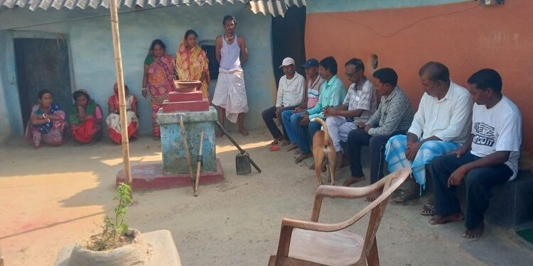 Jamshedpur prayer for departed soul : दिवंगत ग्राम प्रधान के परिजनों से मिले देस विचार सचिव, बहादुर सोरेन ने आत्मा की शांति के लिए की प्रार्थना Jamshedpur prayer for departed soul : दिवंगत ग्राम प्रधान के परिजनों से मिले देस विचार सचिव, बहादुर सोरेन ने आत्मा की शांति के लिए की प्रार्थना