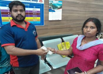 Jamshedpur attendr’s money recovered : एमजीएम अस्पताल में होमगार्ड जवानों की सक्रियता से मिले अटेंडर के गायब हुए रुपये, बच्चे को ओपीडी में दिखाने आई महिला ने निकाले रुपये, होमगार्ड जवानों ने तत्परता दिखाते हुए वापस कराए पैसे