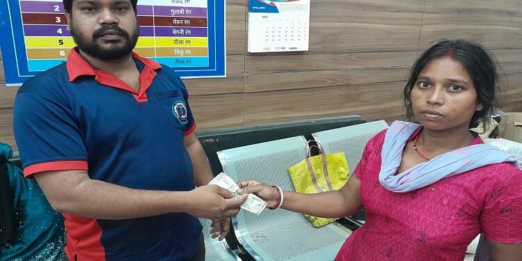 Jamshedpur attendr’s money recovered : एमजीएम अस्पताल में होमगार्ड जवानों की सक्रियता से मिले अटेंडर के गायब हुए रुपये, बच्चे को ओपीडी में दिखाने आई महिला ने निकाले रुपये, होमगार्ड जवानों ने तत्परता दिखाते हुए वापस कराए पैसे Jamshedpur attendr’s money recovered : एमजीएम अस्पताल में होमगार्ड जवानों की सक्रियता से मिले अटेंडर के गायब हुए रुपये, बच्चे को ओपीडी में दिखाने आई महिला ने निकाले रुपये, होमगार्ड जवानों ने तत्परता दिखाते हुए वापस कराए पैसे