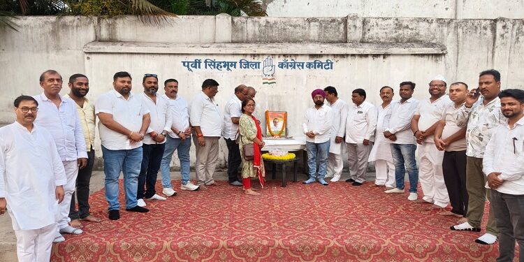 jamshedpur congress : जमशेदपुर में कांग्रेसियों ने पूर्व प्रधानमंत्री राजीव गांधी को किया याद, दी श्रद्धांजलि jamshedpur congress : जमशेदपुर में कांग्रेसियों ने पूर्व प्रधानमंत्री राजीव गांधी को किया याद, दी श्रद्धांजलि