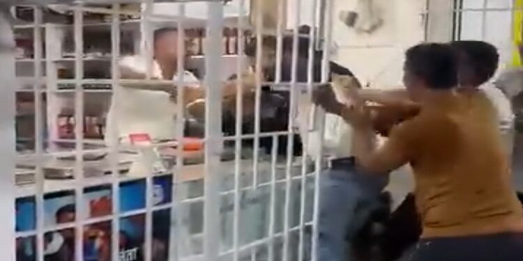 Adityapur clash in wine shop : आदित्यपुर रेल अंडरब्रिज के पास खुली शराब दुकान में मारपीट का विडियो वायरल, रेल भूमि में बने अवैध भवन में हाल ही शिफ्ट हुई है शराब दुकान, देखें video