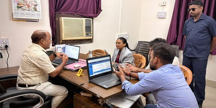 Jamshedpur rural dukhni soren meets electric officers : पूर्व सीएम चंपई सोरेन की पुत्री दुखनी सोरेन ने पोटका विधान सभा में बढ़ाई सक्रियता, जन समस्याओं को लेकर करनडीह में विद्युत अधिकारियों से की मुलाकात
