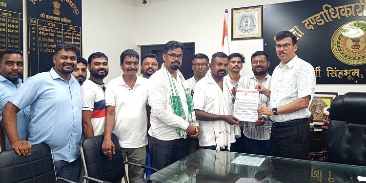 Jamshedpur rural jlkm memorandum to dc : जादूगोड़ा के कुलियाना घाट में बन रही पुलिया में घटिया सामग्रियों के उपयोग का आरोप, जेएलकेएम के दल ने डीसी को ज्ञापन सौंप की कार्रवाई की मांग