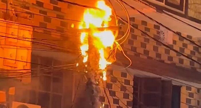 Jamshedpur fire in electric pole : मानगो डिमना रोड स्थित बिजली के पोल में भड़की आग, भीषण गर्मी में शॉर्टसर्किट के कारण आग लगने की आशंका