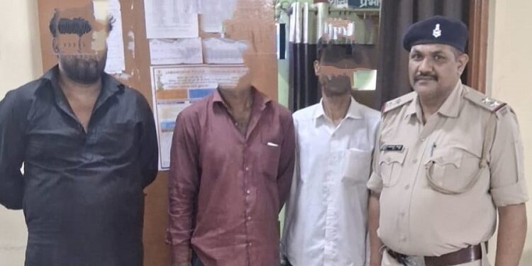 Jamshedpur three arrested for illegal lottery : बिष्टुपुर थानांतर्गत धातकीडीह में अवैध रूप से लॉटरी जुआ खेलाते तीन गिरफ्तार, तीनों के पास से लॉटरी जुआ-सामग्री एवं नगद 10230 रुपये भी हुए बरामद