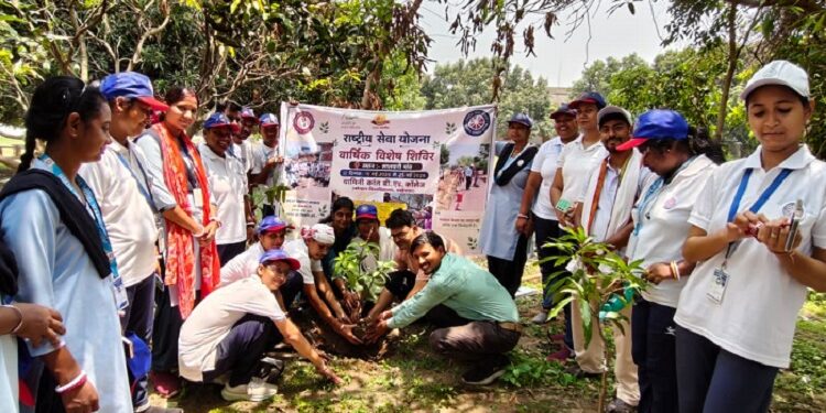 Jamshedpur rural nss awareness campaign : यामिनीकांत बीएड कॉलेज के एनएसएस शिविर के तहत चला जागरूकता अभियान, विद्यार्थियों ने ग्रामीणों को जल संरक्षण और शिक्षा के प्रति किया जागरूक