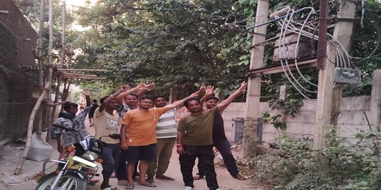 Jamshedpur rural transformer breakdown : गालूडीह के महुलिया में लगा विद्युत ट्रांसफॉर्मर तीन दिन से खराब, भीषण गर्मी में लोग हो रहे हैं परेशान, ट्रांसफॉर्मर मरम्मत की कोई पहल नहीं