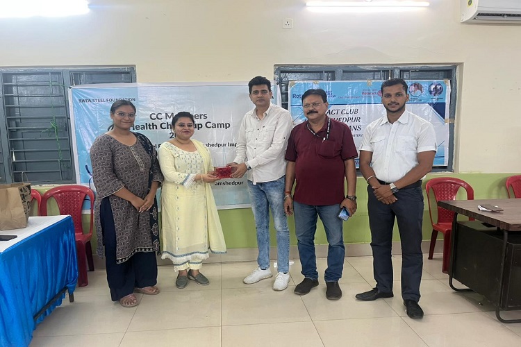 Jamshedpur free health camp : निःशुल्क मेगा मेडिकल एवं मानसिक स्वास्थ्य शिविर में 50 से अधिक लोगों की हुई स्वास्थ्य जांच, रोटरैक्ट क्लब ऑफ जमशेदपुर ह्युमैनिटेरियंस एवं टाटा स्टील फाउंडेशन ने किया आयोजन