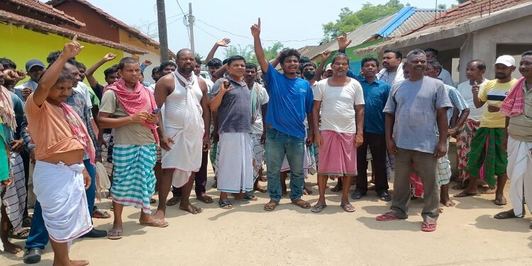 Jamshedpur rural villagers demand saran dharm code : आदिवासी बहुल मेचुआ गांव में ‘सरना धर्म कोड नहीं, तो जनगणना नहीं’ के लगे नारे,  ग्रामीण पोटका बीडीओ से मिल कर दर्ज कराएंगे अपनी शिकायत,  जनगणना के कॉलम 13 में सरना धर्म कोड जोड़ने की करेंगे मांग