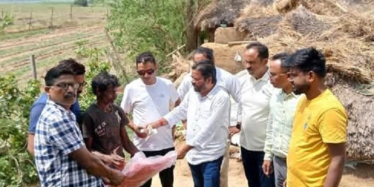 Jamshedpur rural mla helps storm victims : विधायक समीर मोहंती ने आंधी-तूफान से प्रभावित क्षेत्रों का किया दौरा, प्रभावित परिवारों को दी सहायता सामग्री, शीघ्र मुआवजा दिलाने का दिया भरोसा