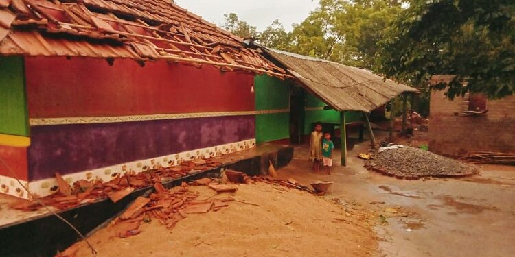 Jamshedpur rural damage due to storm : चाकुलिया के कालियाम में सोमवार शाम आई तेज आंधी से कई घरों के छप्पर उड़े, आंधी से कई परिवारों का हुआ भारी नुकसान