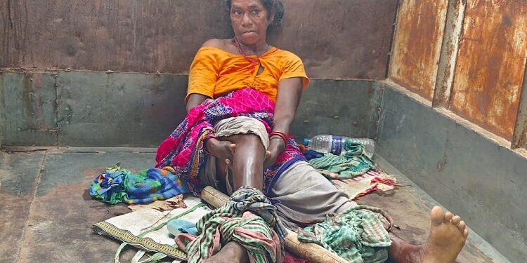 Jamshedpur rural woman injured due to wall collapse : एमजीएम क्षेत्र के मदनाबेड़ा में पुरानी दीवार गिरने से महिला का पैर टूटा, अबुआ आवास बनाने के लिए पुरानी दीवार तोड़ते समय हुआ हादसा