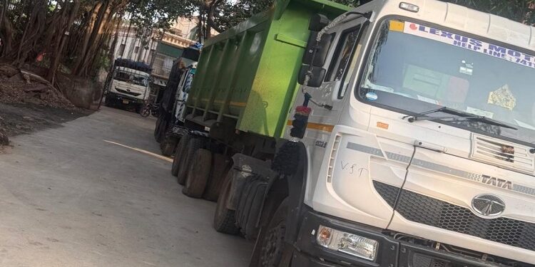 Jamshedpur rural action against sand syndicate : बहरागोड़ा में अवैध बालू सिंडिकेट संचालकों पर प्रशासन का कड़ा प्रहार, तीन बालू लदे हाइवा व एक ट्रैक्टर किया गया जब्त, क्षेत्र में सक्रिय बालू माफियों में मचा हड़कंप Jamshedpur rural action against sand syndicate : बहरागोड़ा में अवैध बालू सिंडिकेट संचालकों पर प्रशासन का कड़ा प्रहार, तीन बालू लदे हाइवा व एक ट्रैक्टर किया गया जब्त, क्षेत्र में सक्रिय बालू माफियों में मचा हड़कंप
