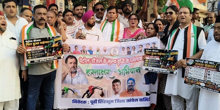 Jamshedpur congress signature campaign : पेट्रोल-डीजल की मूल्य वृद्धि के खिलाफ कांग्रेस ने चलाया हस्ताक्षर अभियान, साकची गोलचक्कर पर लोगों को खिलाईं ‘मेलोडी’ चॉकलेट