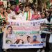 Jamshedpur congress signature campaign : पेट्रोल-डीजल की मूल्य वृद्धि के खिलाफ कांग्रेस ने चलाया हस्ताक्षर अभियान, साकची गोलचक्कर पर लोगों को खिलाईं ‘मेलोडी’ चॉकलेट