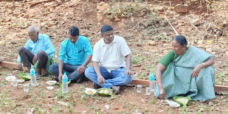 West singhbhum mp joba majhi’s simplicity : सांसद जोबा माझी और विधायक जगत माझी  ने सादगी से जीता दिल, ग्रामीणों के साथ जमीन पर बैठकर ग्रहण किया भोजन, सांसद-विधायक रहने के बावजूद जमीन से है जुड़ाव