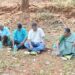 West singhbhum mp joba majhi’s simplicity : सांसद जोबा माझी और विधायक जगत माझी  ने सादगी से जीता दिल, ग्रामीणों के साथ जमीन पर बैठकर ग्रहण किया भोजन, सांसद-विधायक रहने के बावजूद जमीन से है जुड़ाव