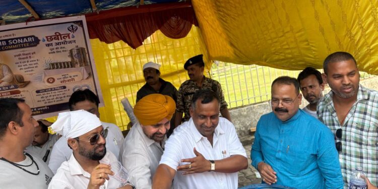 jamshedpur chhabil- गुरु अर्जन देव जी की शहादत को समर्पित छबील लगी,पूर्व मंत्री बन्ना गुप्ता व सुधीर पप्पू ने भी सेवा की