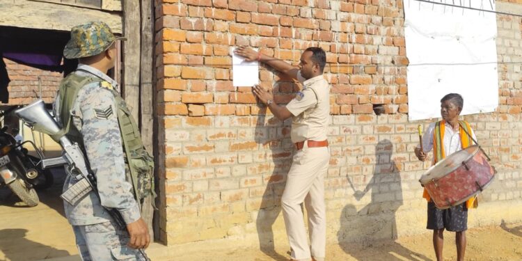 jamshedpur rural- गालूडीह में फरार वारंटी के घर पर पुलिस ने चिपकाया इश्तेहार jamshedpur rural- गालूडीह में फरार वारंटी के घर पर पुलिस ने चिपकाया इश्तेहार
