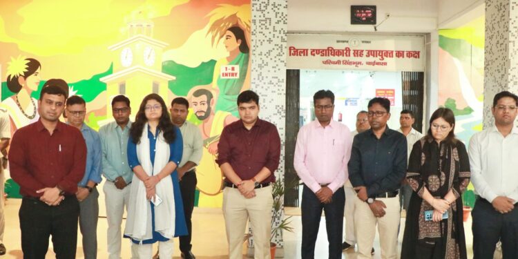 west singhbhum condolence meet- हाटगम्हरिया के प्रखंड विकास पदाधिकारी के आकस्मिक निधन शोक सभा आयोजित, डीसी समेत अधिकारियों ने दी श्रद्धांजलि