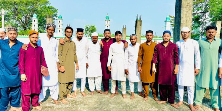 jamshedpur rural bakrid- चाकुलिया में धूमधाम से मनायी गयी बकरीद , गले मिलकर लोगों ने एक दूसरे को दी बधाई, मांगी अमन-चैन की दुआ