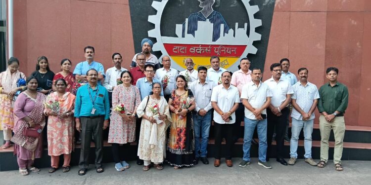 tata steel retired employees falicitation : टाटा स्टील के सेवानिवृत कर्मचारियों को दी गयी विदाई, भावुक हुए कर्मचारी