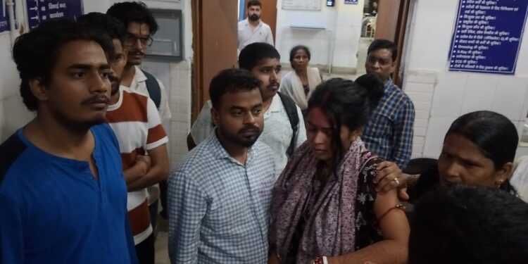 jamshedpur incident- करनडीह एलबीएसएम कॉलेज में हादसा, परीक्षा देकर बाहर निकली छात्रा करंट की चपेट में आयी, मची अफरातफरी