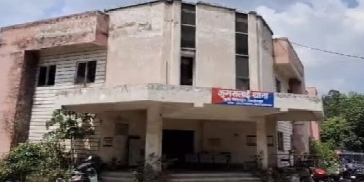 jamshedpur fraud- जुगसलाई में फर्जी पुलिस बनकर बुजुर्ग से बदमाशों ने की गहनों की ठगी, मामला दर्ज, पुलिस खंगाल रही सीसीटीवी फुटेज jamshedpur fraud- जुगसलाई में फर्जी पुलिस बनकर बुजुर्ग से बदमाशों ने की गहनों की ठगी, मामला दर्ज, पुलिस खंगाल रही सीसीटीवी फुटेज