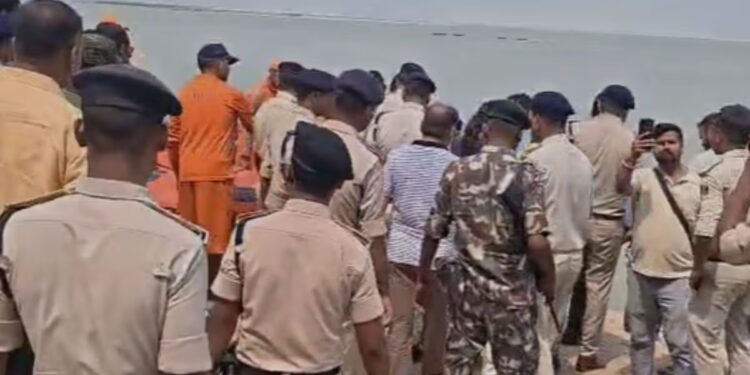 bihar boat accident- पटना के बाढ़ में नाव हादसा, तेज हवा के कारण नाव पलटी, तीन शव बरामद, 7 लोगों को सुरक्षित बाहर निकाला गया, 4 की तलाश जारी