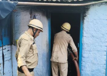 jamshedpur fire- साकची कंपनी क्वार्टर में गैस सिलेंडर लीकेज से लगी आग, डेढ़ लाख की संपत्ति जलकर खाक, दमकल ने आग पर पाया काबू jamshedpur fire- साकची कंपनी क्वार्टर में गैस सिलेंडर लीकेज से लगी आग, डेढ़ लाख की संपत्ति जलकर खाक, दमकल ने आग पर पाया काबू