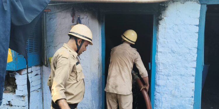 jamshedpur fire- साकची कंपनी क्वार्टर में गैस सिलेंडर लीकेज से लगी आग, डेढ़ लाख की संपत्ति जलकर खाक, दमकल ने आग पर पाया काबू