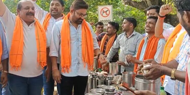 Jamshedpur bjp celebrates Bengal win : बंगाल जीत का जमशेदपुर में झालमुढ़ी वालों के साथ भाजपाइयों ने मनाया जश्न, मुफ्त में लोगों को खिलाया झालमुढ़ी, देखिये – video