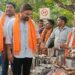 Jamshedpur bjp celebrates Bengal win : बंगाल जीत का जमशेदपुर में झालमुढ़ी वालों के साथ भाजपाइयों ने मनाया जश्न, मुफ्त में लोगों को खिलाया झालमुढ़ी, देखिये – video