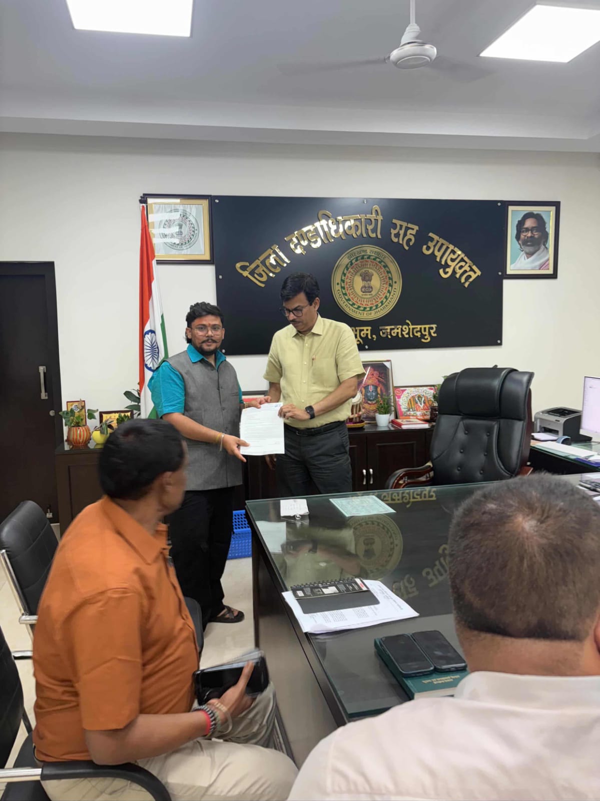 jamshedpur new statue : एनएचएआइ जमशेदपुर के हाईवे पर शहीद ठाकुर जी पाठक की प्रतिमा के लिए जगह करेगा चिह्नित, प्रतिनिधिमंडल ने उपायुक्त से की मुलाकात