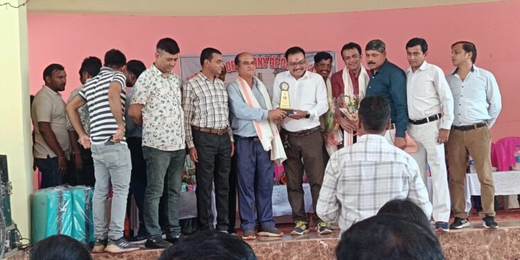west singhbhum ckp rail division-चक्रधरपुर रेल मंडल में ट्रांसफर-पोस्टिंग में अनियमितताओं को लेकर लोको पायलटों में नाराजगी, प्रशासनिक नीतियों से नाराज चार लोको पायलटों ने लिया वीआरएस, मचा हड़कंप
