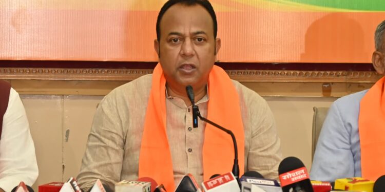 jharkhand bjp- स्वास्थ्य विभाग में बड़े घोटाले की आशंका, स्वतंत्र एजेंसी से जांच कराए राज्य सरकार: नवीन जायसवाल, स्वास्थ्य विभाग में व्यापक गड़बड़ी को लेकर मुख्य सचिव ने स्वास्थ्य विभाग के सचिव को जांच के लिए लिखा पत्र, अधिकारियों पर एफआईआर दर्ज करने और स्वास्थ्य मंत्री को  बर्खास्त करने की मांग