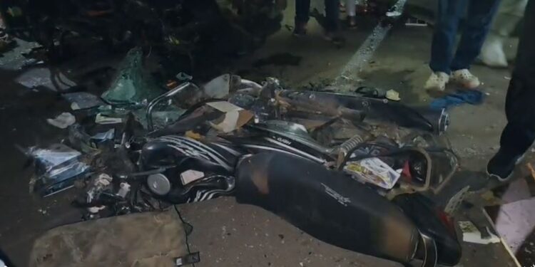 jharkhand giridih road accident-गिरिडीह में बड़ा हादसा,अनियंत्रित ट्रक ने कई वाहनों को रौंदा, चार की मौत, दर्जनों घायल