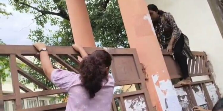 jamshedpur Protest- ग्रेजुएट कॉलेज में बीएड प्रवेश परीक्षा केंद्र के बाहर अभ्यर्थियों का विरोध प्रदर्शन, जानें क्या है मामला, देखिए video