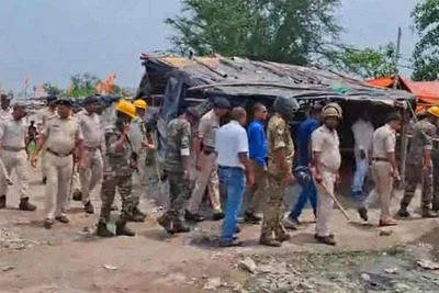 jharkhand bokaro anti-encroachment drive-बोकारो में अतिक्रमण हटाओ अभियान के दौरान पत्थरबाजी, बीएसएल के दो सुरक्षा जवान घायल, पुलिस मामले की जांच में जुटी jharkhand bokaro anti-encroachment drive-बोकारो में अतिक्रमण हटाओ अभियान के दौरान पत्थरबाजी, बीएसएल के दो सुरक्षा जवान घायल, पुलिस मामले की जांच में जुटी