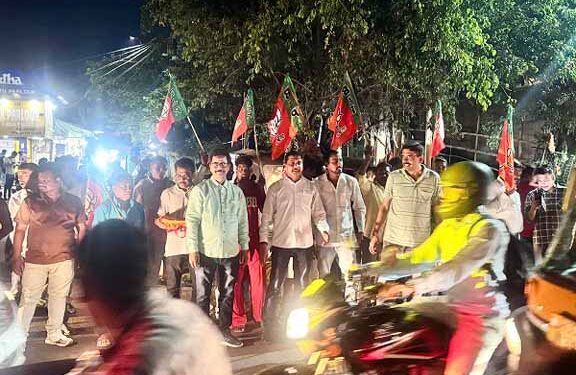 jamshedpur kadma bjp : बंगाल समेत अन्य राज्यों की जीत पर कदमा भाजपा ने बांटे लड्डू, मनायी खुशियां jamshedpur kadma bjp : बंगाल समेत अन्य राज्यों की जीत पर कदमा भाजपा ने बांटे लड्डू, मनायी खुशियां