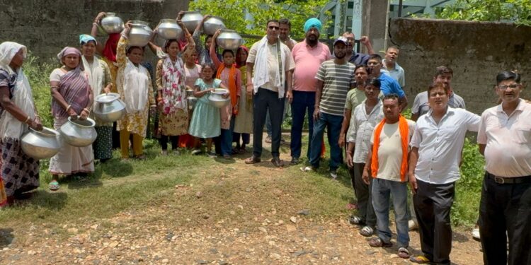 jamshedpur Water problem- जमशेदपुर के गोविंदपुर जलापूर्ति योजना 48 घंटे से ठप, बूंद-बूंद पानी को तरसी 1.5 लाख की आबादी, आक्रोशित लोगों ने बर्तन के साथ पानी टंकी के समक्ष किया प्रदर्शन, देखिए video
