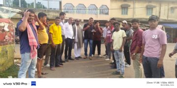 jamshedpur jdu signature abhiyan- घाटशिला में ट्रेनों की लेटलतीफी को लेकर जदयू का हस्ताक्षर अभियान रविवार को, जिला अध्यक्ष सुबोध श्रीवास्तव ने स्थल का किया निरीक्षण