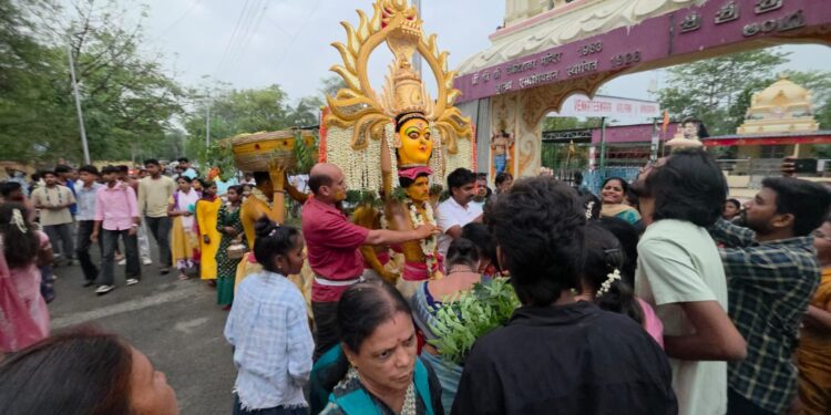west singhbhum ckp mata sheetla utsav-चक्रधरपुर लोको कॉलोनी में सात दिवसीय माता शीतला उत्सव शुरू, घट यात्रा में उमड़ी भीड़