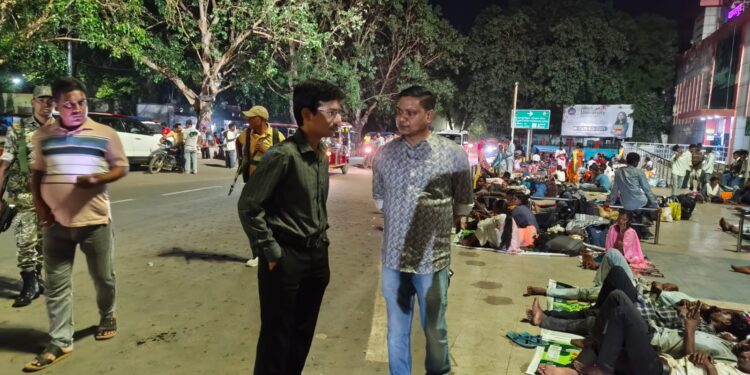 west singhbhum ckp sdpo inspection- चक्रधरपुर रेलवे स्टेशन पहुंचे एसडीपीओ, यात्री सुविधाओं व सुरक्षा व्यवस्था का लिया जायजा
