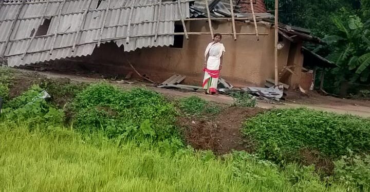 jamshedpur rural- चाकुलिया के कालियाम और कालापाथर में आंधी से घर क्षतिग्रस्त, सहायता राशि उपलब्ध कराने की मांग jamshedpur rural- चाकुलिया के कालियाम और कालापाथर में आंधी से घर क्षतिग्रस्त, सहायता राशि उपलब्ध कराने की मांग