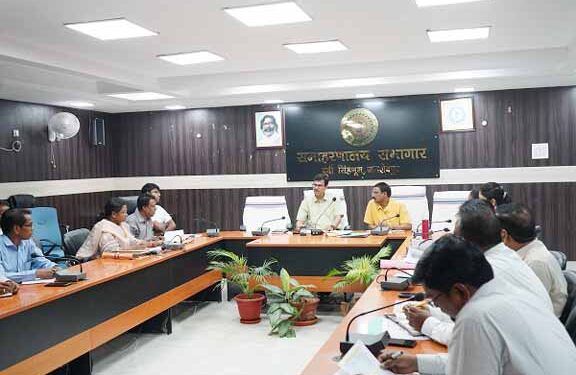 Jamshedpur dc meeting : जमशेदपुर के उपायुक्त ने की कृषि, उद्यान, मत्स्य, सहकारिता, बाजार समिति, भूमि संरक्षण, जेएलएलपीएस एवं पशुपालन विभाग की समीक्षा बैठक, खरीफ तैयारी, हाट-बाजार राजस्व, सहकारिता एवं आजीविका योजनाओं पर दिया गया विशेष बल, विभागीय योजनाओं के समयबद्ध क्रियान्वयन के निर्देश